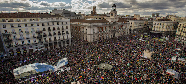 Una manifestazione di Podemos a Madrid, Spagna, 31 gennaio 2015. 
(AP Photo/Andres Kudacki)