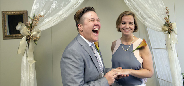 Il matrimonio di Rebekah Monson (34), a sinistra, e la sua compagna da nove anni Andrea Vigil (37), a Miami. 
(AP Photo/Wilfredo Lee)