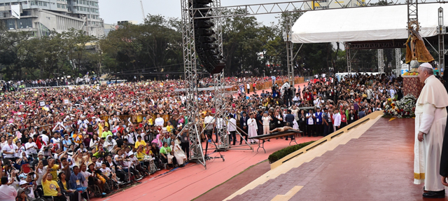 Papa Francesco sul palco dove ha tenuto la messa a Manila. (GIUSEPPE CACACE/AFP/Getty Images)