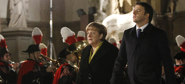Il presidente del Consiglio Matteo Renzi e il cancelliere tedesco Angela Merkel a Palazzo Vecchio, in piazza della Signoria. Firenze, 22 gennaio 2015.
(AP Photo/Antonio Calanni)