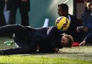 Roberto Mancini cade colpito da una pallonata durante Inter-Genoa