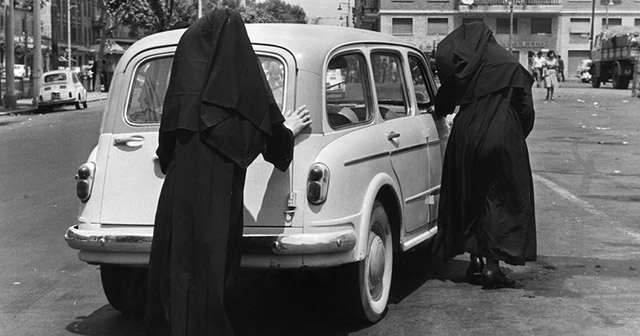 Due suore spingono un'auto in mezzo a una strada a Roma, nel giugno del 1960. 
(Keystone/Getty Images)