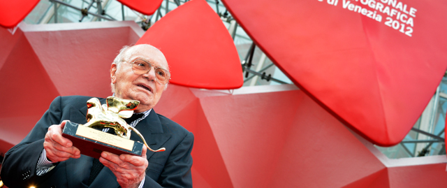 Francesco Rosi con il Leone d'Oro alla carriera vinto alla mostra Internazionale del Cinema di Venezia nel 2012. (LaPresse/Gian Mattia D'Alberto)