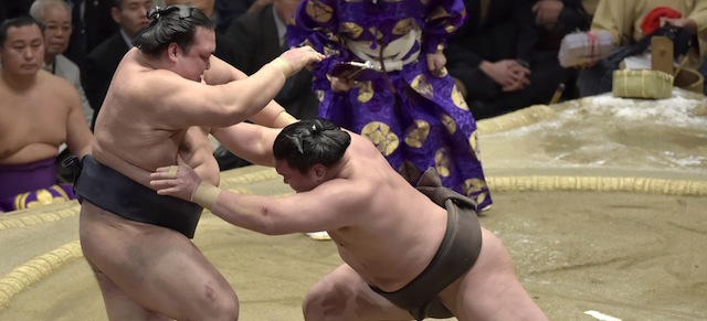 La spinta decisiva di Hakuhō durante l'incontro con Kisenosato, 23 gennaio 2015 (AP Photo/Kyodo News)