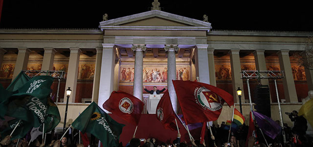 I sostenitori di Syriza ad Atene. (AP Photo/Petros Giannakouris)