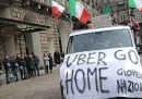 Le foto dei tassisti a Torino contro Uber