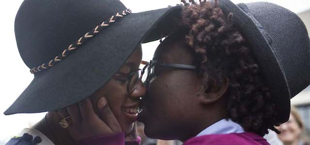 Tori Sisson (a sinistra) e Shanté Wolfe, la prima coppia gay a sposarsi in Alabama, a Montgomery, 9 febbraio 2015
(AP Photo/Brynn Anderson)