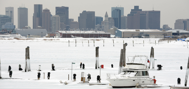 Un motoscafo in un porto congelato a Orient Heights Yacht Club a Boston, Massachusetts, 14 febbraio 2015. 
(Darren McCollester/Getty Images)