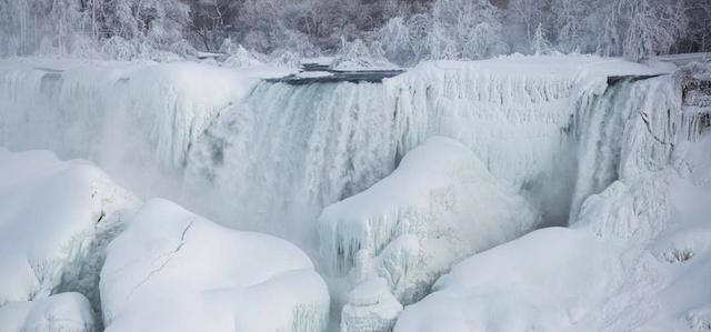 A partially frozen American Falls in sub freezing temperatures is seen in Niagara Falls, Ontario February 17, 2015. Temperature dropped to 6 degrees Fahrenheit (-14 Celsius) on Tuesday. The National Weather Service has issued Wind Chill Warning in Western New York from midnight Wednesday to Friday. REUTERS/Lindsay DeDario (CANADA - Tags: TRAVEL ENVIRONMENT)