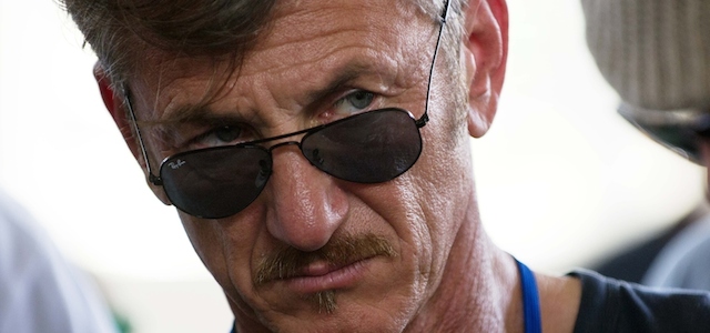 L'attore Sean Penn (54) in visita a una scuola materna a Mirebalais e ad altri progetti costruiti con l'aiuto di associazioni di beneficenza internazionali, per aiutare la popolazione a risollevarsi dai danni causati dal terremoto a Haiti.
(HECTOR RETAMAL/AFP/Getty Images)