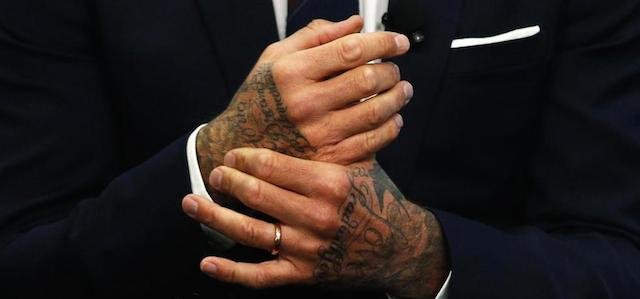 Le mani dell'ex calciatore inglese David Beckham (39) alla conferenza stampa per festeggiare i suoi dieci anni da ambasciatore di buona volontà dell'UNICEF, a Londra. 
(REUTERS/Peter Nicholls)
