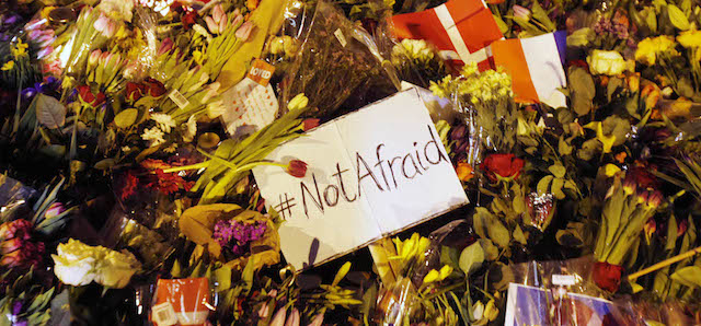 Un cartello con scritto #NotAfraid (non spaventati) tra i fiori lasciati davanti al centro culturale a Copenaghen, 16 febbraio 2015. 
(AP Photo/Michael Probst)
