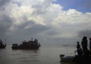 Un traghetto con a bordo 100 persone si è capovolto nel fiume Padma, in Bangladesh: ci sono almeno 33 morti