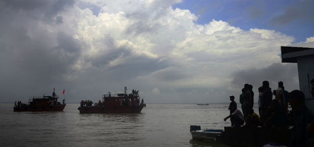 Un traghetto con a bordo 100 persone si è capovolto nel fiume Padma, in Bangladesh: ci sono almeno 33 morti