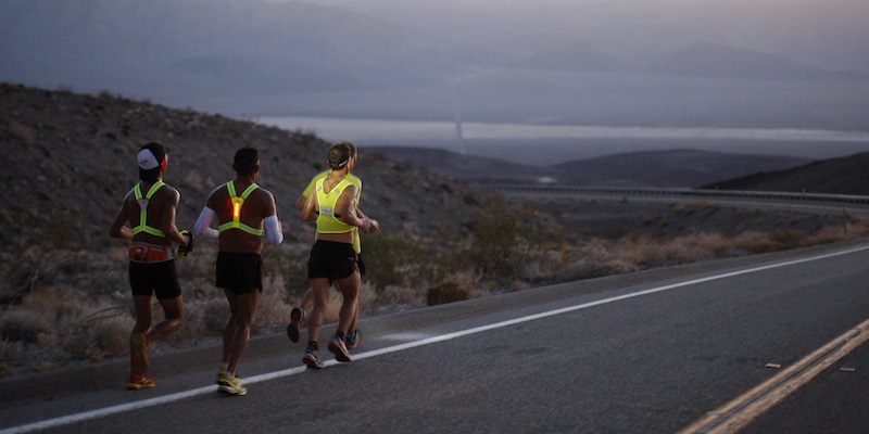 Tre partecipanti all'AdventurCORPS Badwater, un'ultra-marathon nella Death Valley, in California (Getty Images)