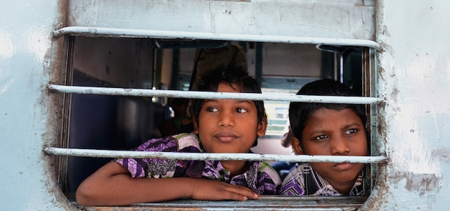Due bambini sul treno che li riporterà alle loro famiglie, in partenza dalla stazione di Secunderabad, nello stato di Telangana, 5 febbraio 2015
(NOAH SEELAM/AFP/Getty Images)