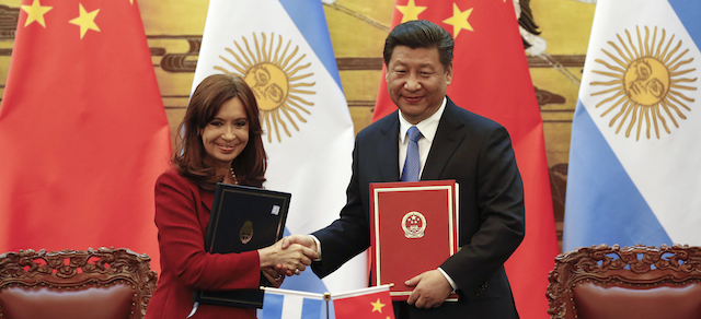 Il presidente dell'Argentina Cristina Kirchner e il presidente cinese Xi Jinping a Buenos Aires. 
(AP Photo/Rolex Dela Pena)
