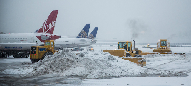 La pista di decollo dell'aeroporto La Guardia di New York ripulita dalla neve, 2 febbraio 2015. 
(Andrew Burton/Getty Images)