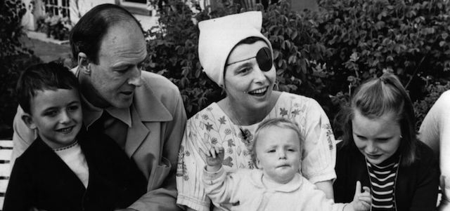 Roald Dahl con la moglie Patricia Neal e tre figli negli anni Sessanta
(Keystone/Getty Images)