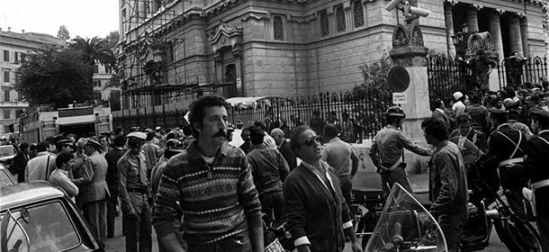 WCENTER 0REDAFCXTZ - Una immagine d archivio del 9 ottobre 1982 relativa all attentato compiuto da un commando palestinese alla sinagoga di Roma in cui mori il piccolo Stefano Tache Gay, di 2 anni - ANSA - ANSA -