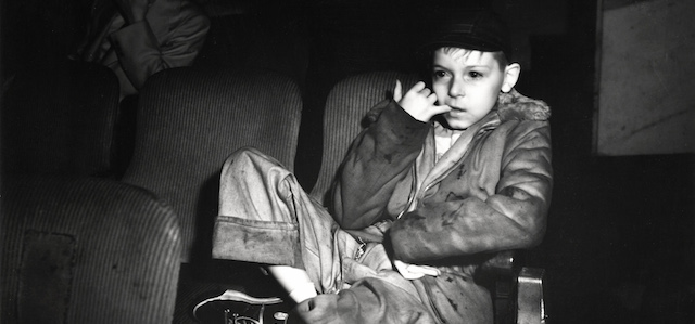Bambino col dito in bocca al cinema, New York, 1943 circa
Weegee
(© Weegee/ International Center of Photography)