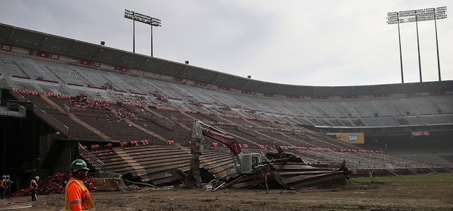 L'interno di Candlestick Park durante la demolizione, che durerà alcune settimane (Justin Sullivan/Getty Images)