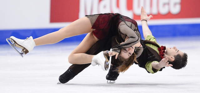 I pattinatori ucraini Alexandra Nazarova e Maxim Nikitin of Ukraine in gara durante gli Europei di pattinaggio di figura tenuti a Stoccolma, 29 gennaio 2015 (JONATHAN NACKSTRAND/AFP/Getty Images)