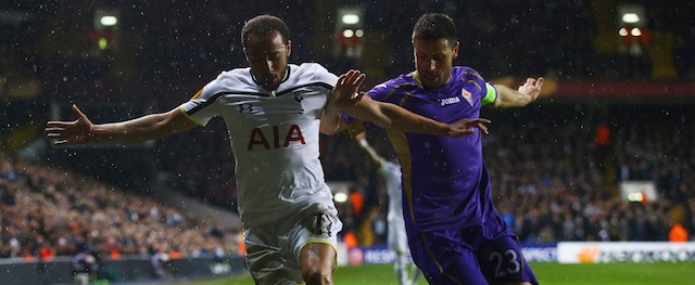 Andros Townsend del Tottenham cerca di difendere il pallone da Manuel Pasqual della Fiorentina (Clive Rose/Getty Images)