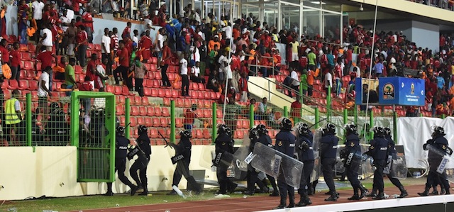 Alcuni poliziotti accedono a una tribuna per disperdere i tifosi della Guinea Equatoriale (ISSOUF SANOGO/AFP/Getty Images)