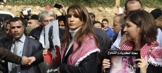La regina Rania di Giordania alla manifestazione contro l'IS ad Amman, il 6 febbraio 2015.
REUTERS/Muhammad Hamed)