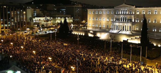 Manifestazione a favore del nuovo governo della Grecia di fronte al Parlamento ad Atene, 5 febbraio 2015.
(REUTERS/Yannis Behrakis)