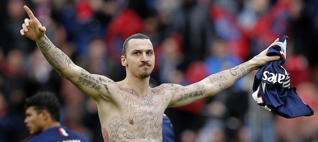 Ibrahimović esulta dopo un gol contro il Caen, mostrando i propri nuovi tatuaggi (AP Photo/Christophe Ena)