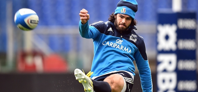 Luke McLean (Italia) calcia la palla ovale durante un allenmaento allo stadio Olimpico di Roma.
(GABRIEL BOUYS/AFP/Getty Images)