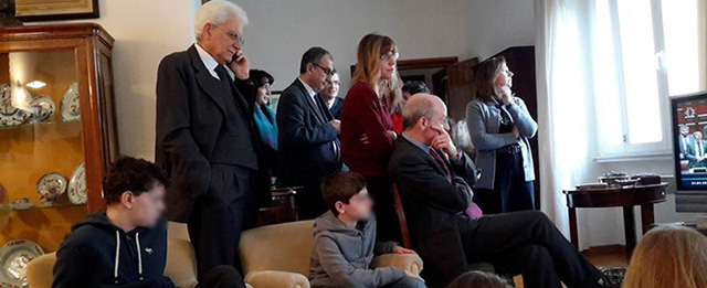 La foto di Mattarella che segue la sua elezione in famiglia