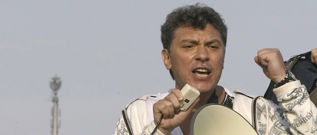 Boris Nemtsov durante una manifestazione di protesta a Mosca il giorno prima dell'insediamento di Vladimir Putin, il 6 maggio 2012 (AP Photo/Misha Japaridze)