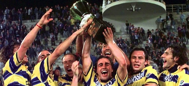 I giocatori del Parma festeggiano la vittoria della Coppa Italia dopo la doppia finale contro la Fiorentina, Firenze, 5 maggio 1999 (AP Photo/Fabrizio Giovannozzi)