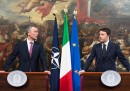 Matteo Renzi scherza sul suo inglese con il segretario generale della NATO