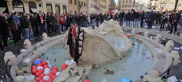 I tifosi del Feyenoord a Piazza di Spagna, a Roma, il 19 febbraio 2015.
(Vincenzo Livieri - LaPresse)