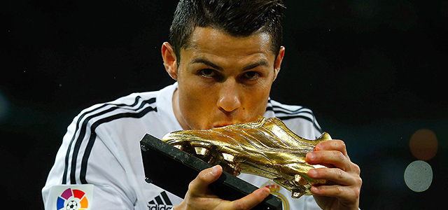 MADRID, SPAIN - NOVEMBER 08: Cristiano Ronaldo of Real Madrid CF kisses his third Golden Boot award as best European scorer prior to start the La Liga match between Real Madrid CF and Rayo Vallecano de Madrid at Estadio Santiago Bernabeu on November 8, 2014 in Madrid, Spain. (Photo by Gonzalo Arroyo Moreno/Getty Images)