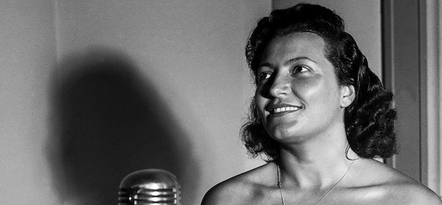 Nilla Pizzi in una foto dell'agosto del 1951. Pizzi vinse le prime due edizioni del Festival, nel 1951 e nel 1952, con "Grazie dei fiori" e "Vola colomba" (Silvio Durante / LAPRESSE)