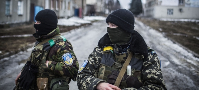 Due soldati ucraini sorvegliano una strada deserta a Debaltseve, nella regione di Donetsk, il 3 febbraio 2015.
(MANU BRABO/AFP/Getty Images)
