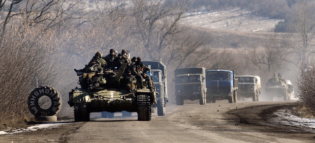 Soldati ucraini mentre lasciano la città di Debaltseve, nella regione di Donetsk, il 18 febbraio 2015.
(ANATOLII STEPANOV/AFP/Getty Images)