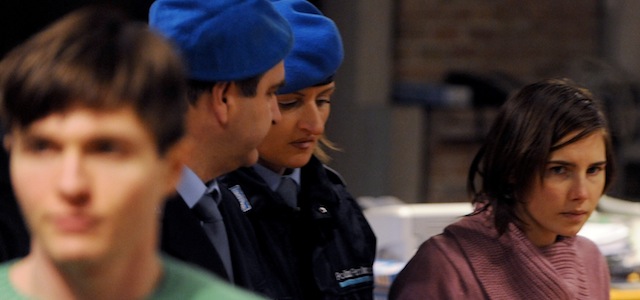 US student Amanda Knox (R) and Italian student Raffaele Sollecito arrive for the hearing of their appeal trial in Perugia's courthouse on December 18, 2010. Lawyers for Knox, the American convicted with two others of murdering a British student in Italy, are hoping her appeal trial today will order new tests on DNA linking her to the crime. AFP PHOTO / TIZIANA FABI (Photo credit should read TIZIANA FABI/AFP/Getty Images)