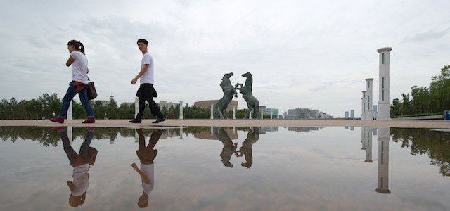 Studenti di Ordos, Cina. Sullo sfondo l'imponente statua equestre della città (Ed Jones/AFP/GettyImages)