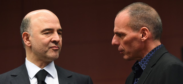 Greece's Finance Minister Yanis Varoufakis (R) speaks with European Commissioner for Economic and Financial Affairs, Taxation and Customs Pierre Moscovici during a Eurogroup finance ministers meeting at the European Council in Brussels, March 9, 2015. AFP PHOTO / EMMANUEL DUNAND