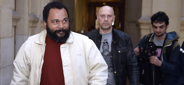 Il comico francese Dieudonné è stato condannato a 2 mesi di carcere per apologia del terrorismo e incitazione all’odio