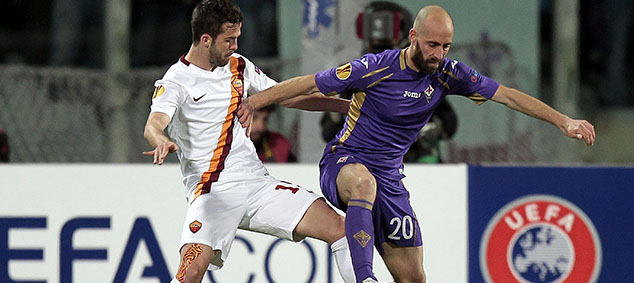 FLORENCE, ITALY - MARCH 12: Borja Valero of ACF Fiorentina battles for the ball with Miralem Pjanic of AS Roma during the UEFA Europa League Round of 16 match between ACF Fiorentina and AS Roma on March 12, 2015 in Florence, Italy. (Photo by Gabriele Maltinti/Getty Images,)