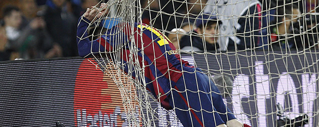 Barcelona's Argentinian forward Lionel Messi holds the goal net during the UEFA Champions League round of 16 football match FC Barcelona vs Manchester City at the Camp Nou stadium in Barcelona on March 18, 2015. AFP PHOTO / QUIQUE GARCIA (Photo credit should read QUIQUE GARCIA/AFP/Getty Images)