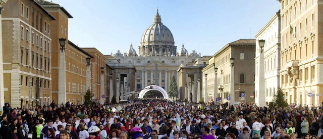 Runners stream down Via della Conciliazione after the start of the Rome Millennium Marathon - Maratona del Giubileo - (Jubilee marathon) in St. Peter's square at the Vatican, after receving Pope John Paul II's blessing Saturday January 1, 2000. In the background, St. Peter's Basilica. (AP Photo/Andrew Medichini)