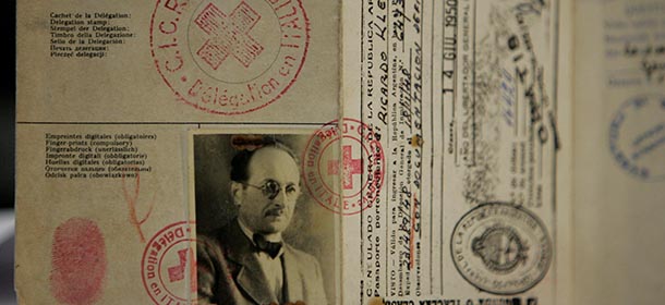 Il passaporto di Adolf Eichmann (AP Photo/Natacha Pisarenko)
